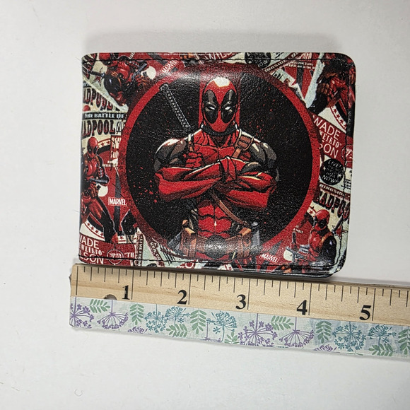 Deadpool Arms Crossed Pose Badge/Wade Vs Wade Marvel Comics Bi-fold Wallet - Picture 10 of 11